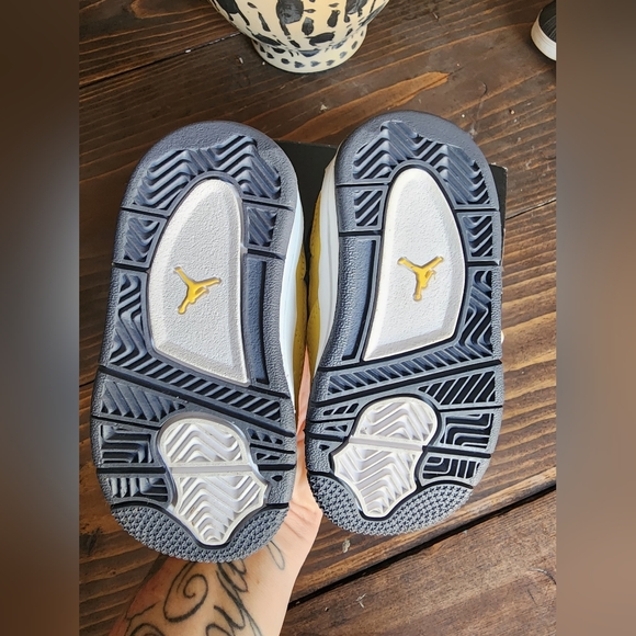 Jordan 4s - Picture 4 of 4